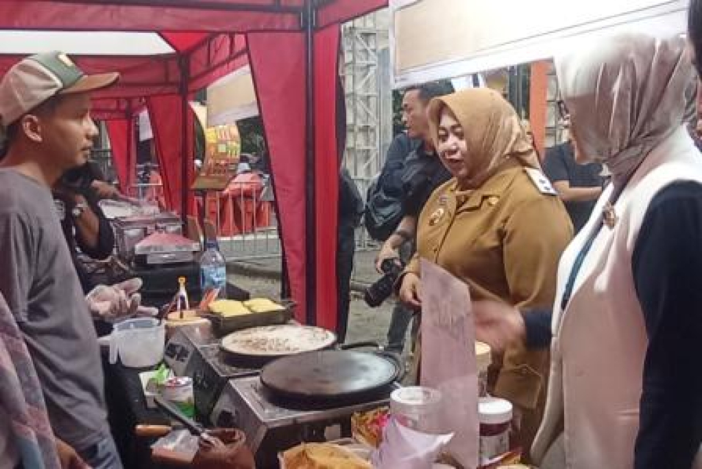 Plt Bupati Ponorogo dan pimpinan Bank Jatim Ponorogo mengunjungi salah satu stand UMKM