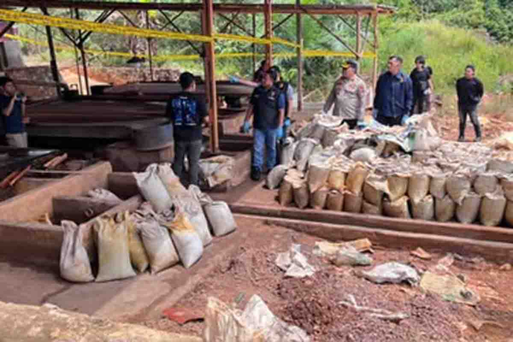 319 karung pasir timah dengan total berat kurang lebih 16 ton