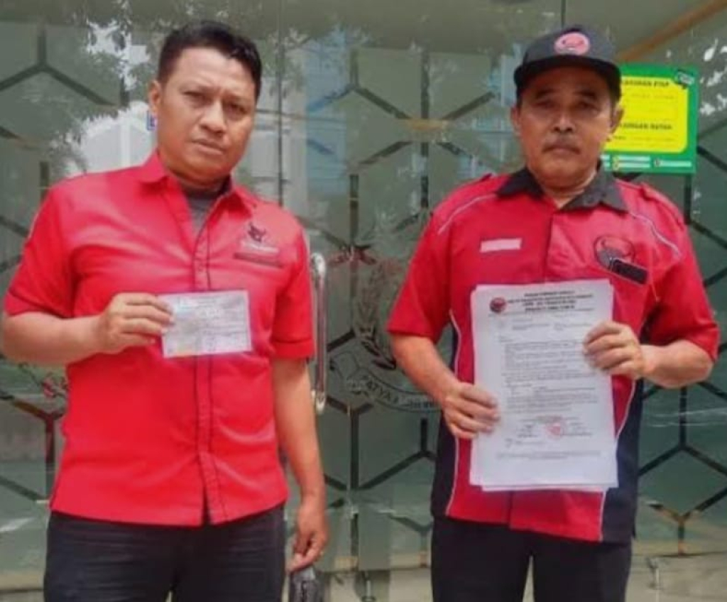 Pengurus PAC PDI Perjuangan saat melaporkan kasus dugaan penyalahgunaan dana Banpol ke Kejari Kabupaten Pasuruan