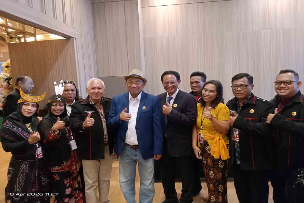 Bambang Rudiyanto (4 dari kiri) bersama Firman Wijaya dan pengurus BPW PERADIN Jawa Timur