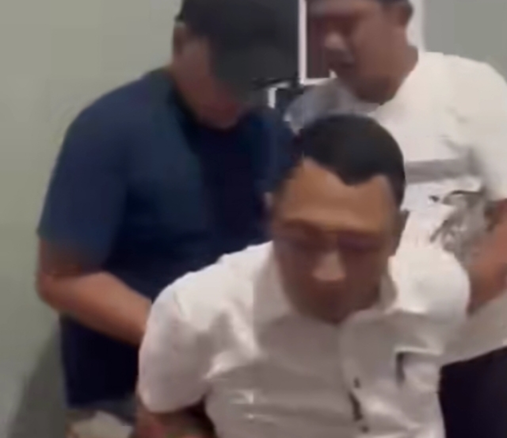 Satreskrim Polres Lampung Timur saat menangkap Ahmad Effendi (depan)