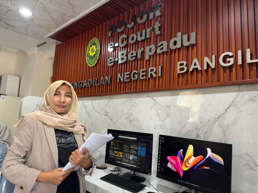 Wiwik Tri Hariyati, salah satu tim pengacara tersangka narkoba usai mendaftarkan praperadilan di Pengadilan Negeri Bangil