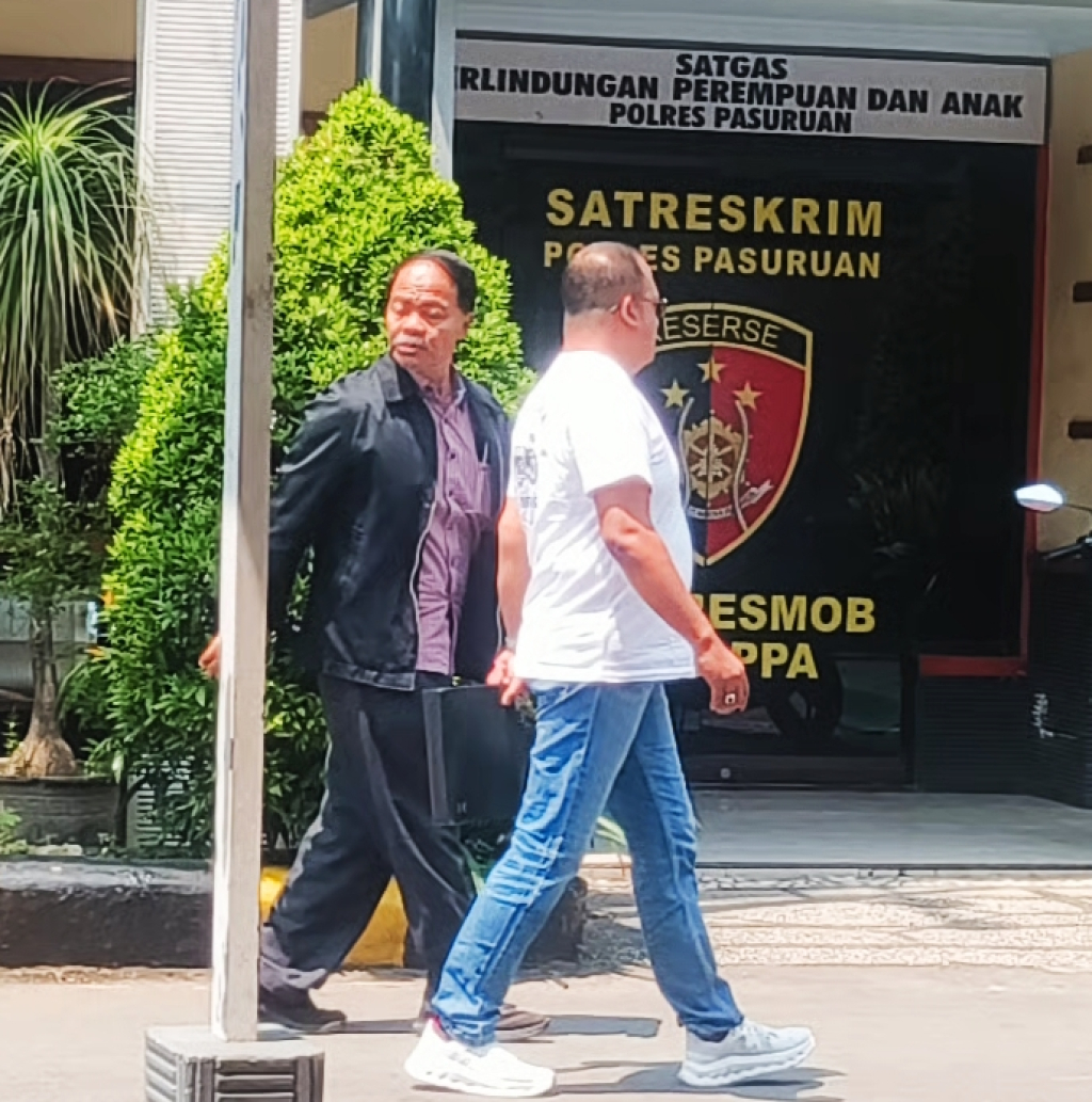 Slamet Supriyanto, Direktur PT Metsuma Anugrah Graha didampingi pengacaranya memenuhi panggilan Polisi
