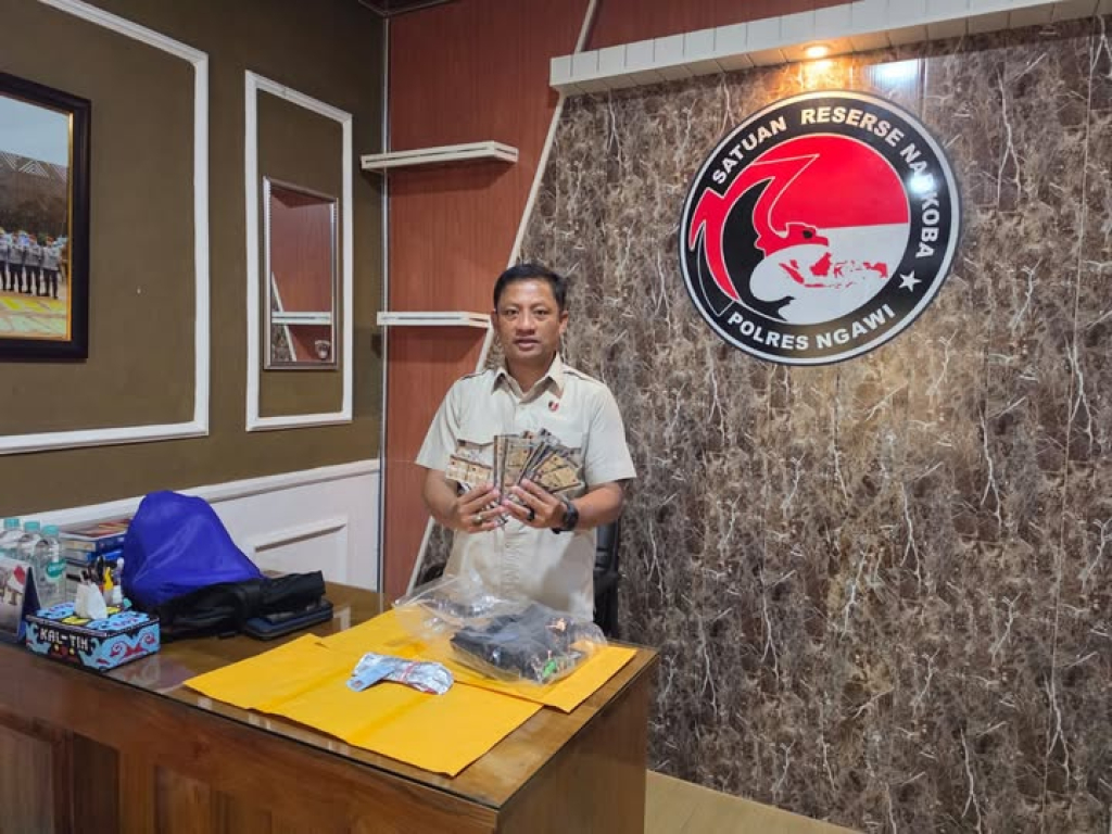 AKP Marji Wibowo menunjukkan obat keras ilegal