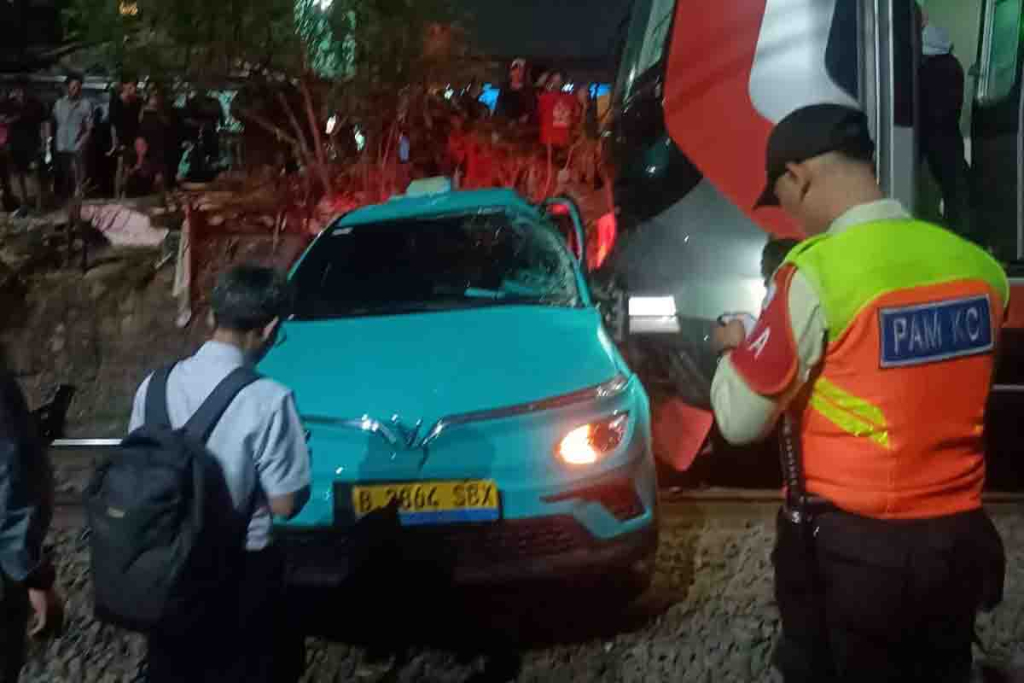 Taksi Green SM saat tertemper KRL