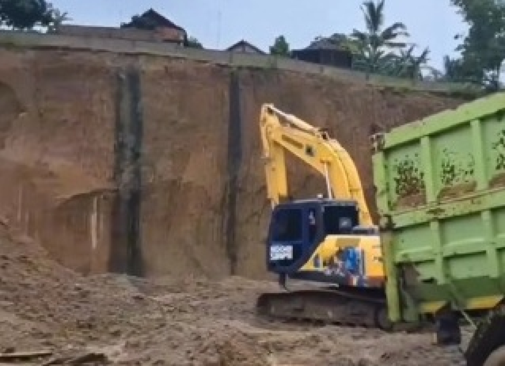 Tambang pasir ilegal di Desa Batukuda