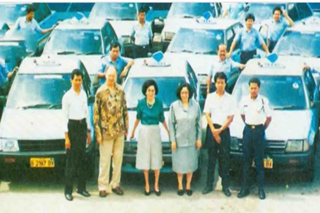 Siti Fatimah Djokosoetono bersama manajemen Bluebird