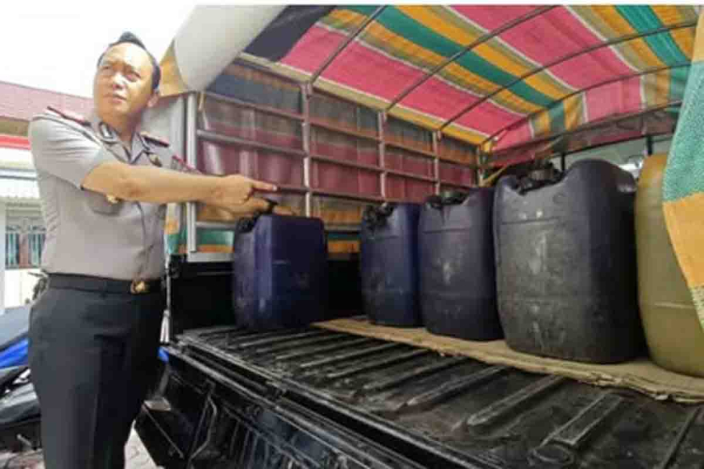 Kapolres Barito Selatan, AKBP Jecson R Hutapea menunjukkan barang bukti