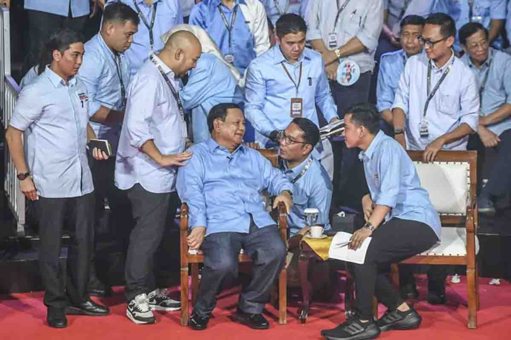 Prabowo Subianto dan asistennya