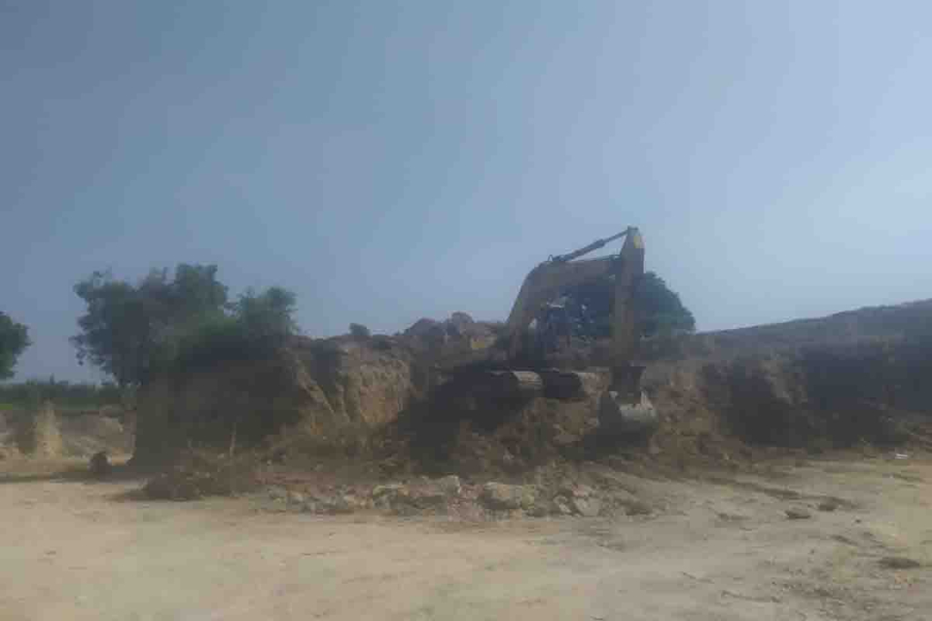 Aktivitas excavator di lokasi tambang Desa Sumbergede