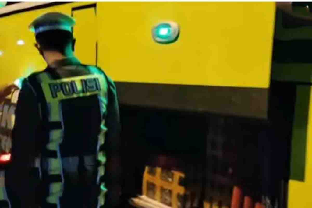 Bus yang kedapatan mengangkut rokok ilegal di Sampang