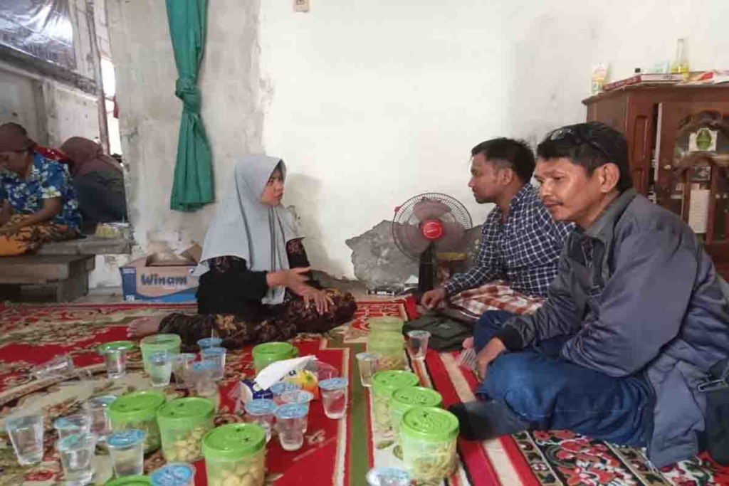 Siti Rohmah saat menemui wartawan di kediamannya