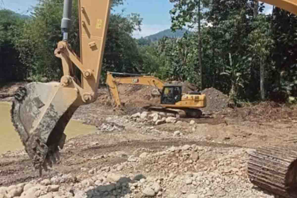 Excavator di tambang emas di Luwu