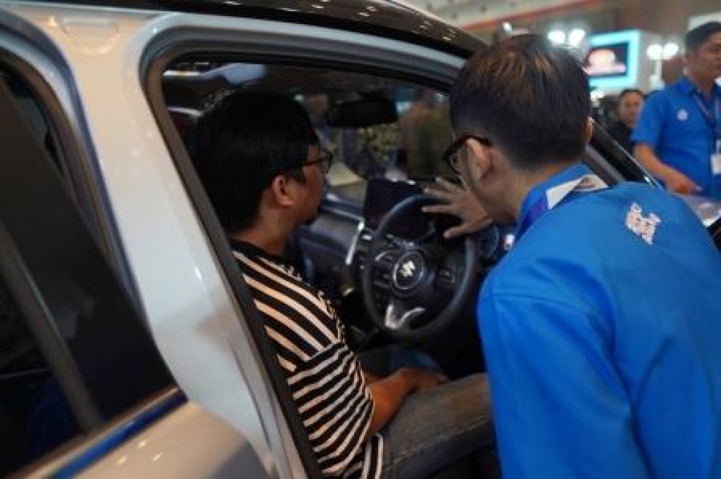 Aktivitas Pengunjung Booth Suzuki di GIIAS Bandung 2023