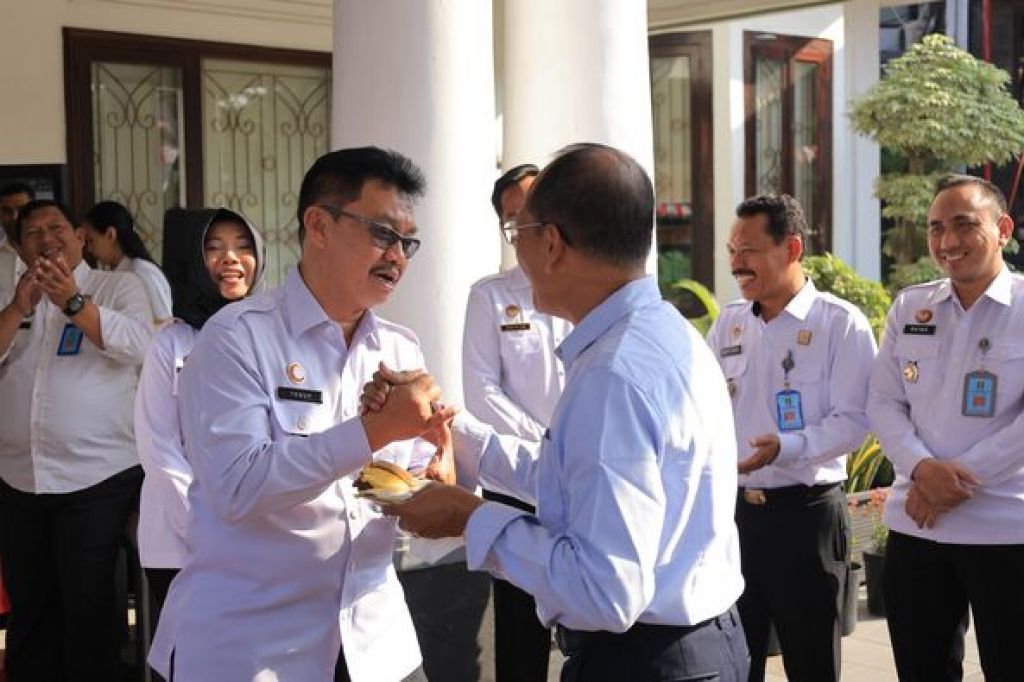  Segenap pegawai jajaran memberikan apresiasi pada momen apel pagi.