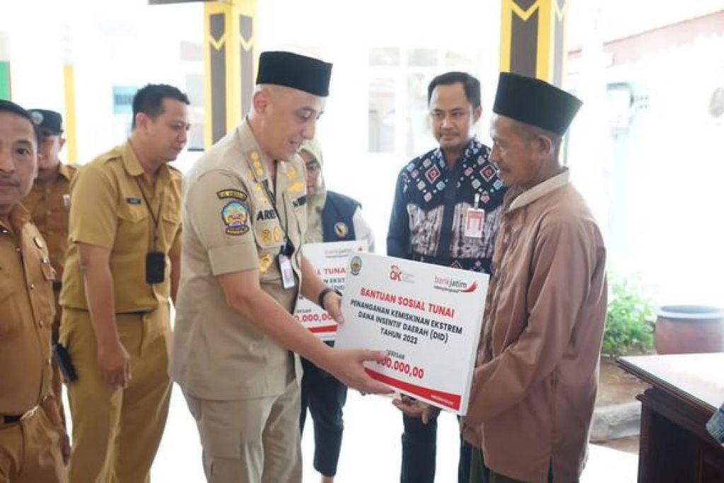 Arief M. Edie menyerahkan bantuan sosial tunai
