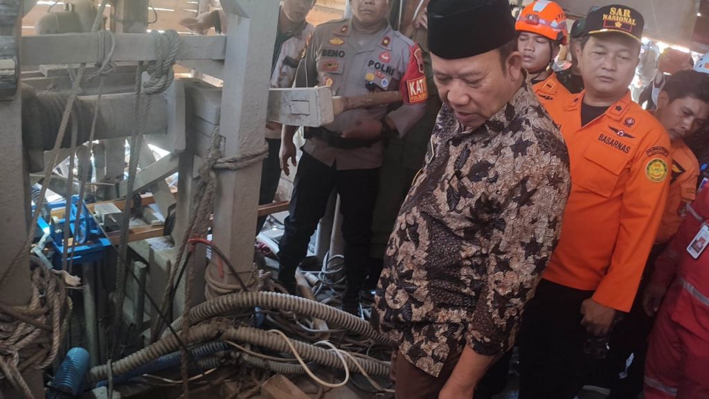 Bupati Banyumas saat meninjau tambang emas ilegal