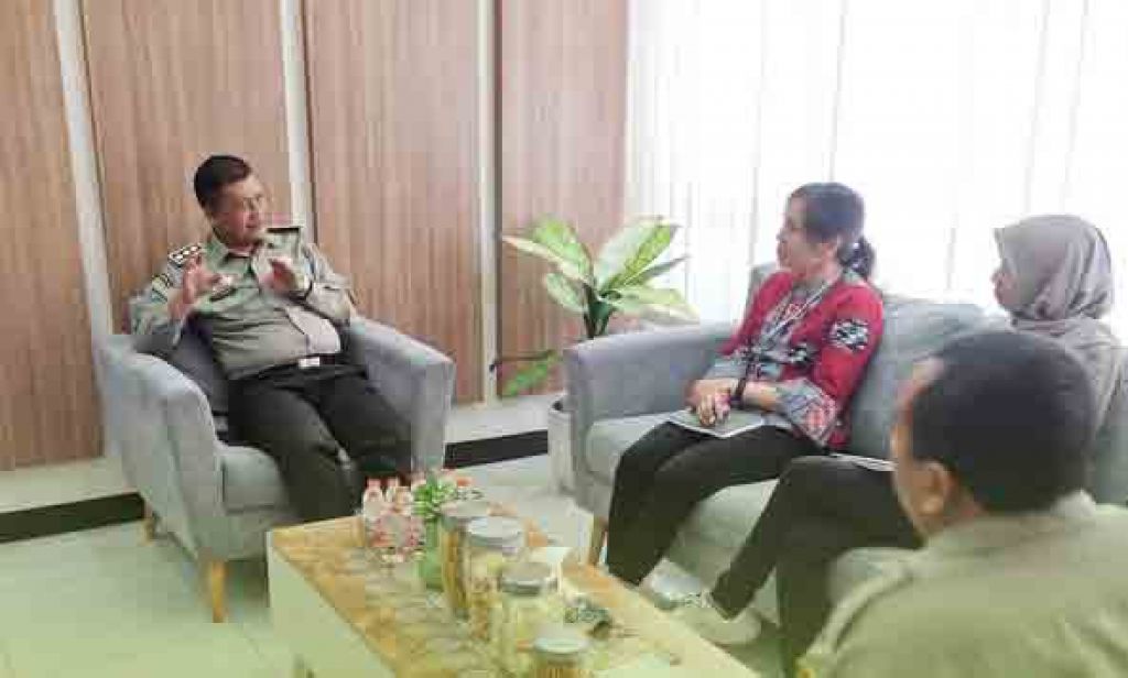 Tim dari IRRI, Herta Sipayung serta Tri Selasa diterima langsung oleh Kepala BSIP Jawa Timur, Dr. Atekan, SP, M.Si