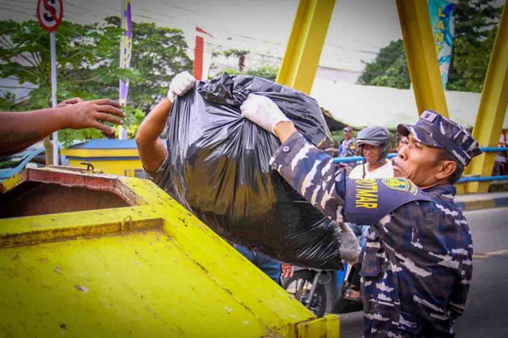 Bersih-bersih sampah di Kali Way Ruhu Hative Kecil Desa Hative Kecil