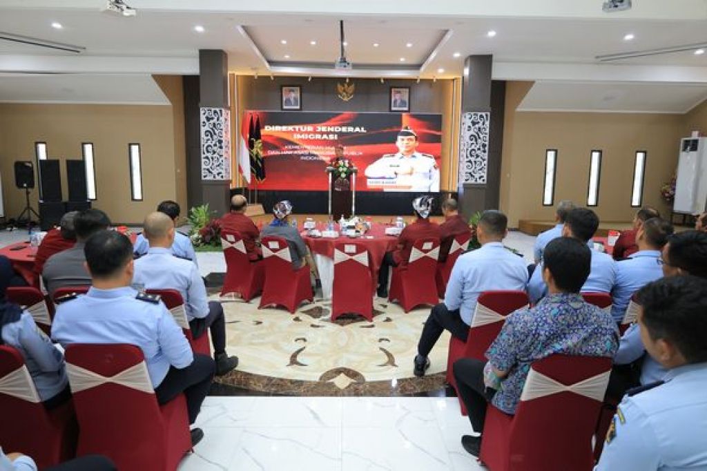 Silmy Karim memberikan pengarahan kepada jajaran keimigrasian Jatim
