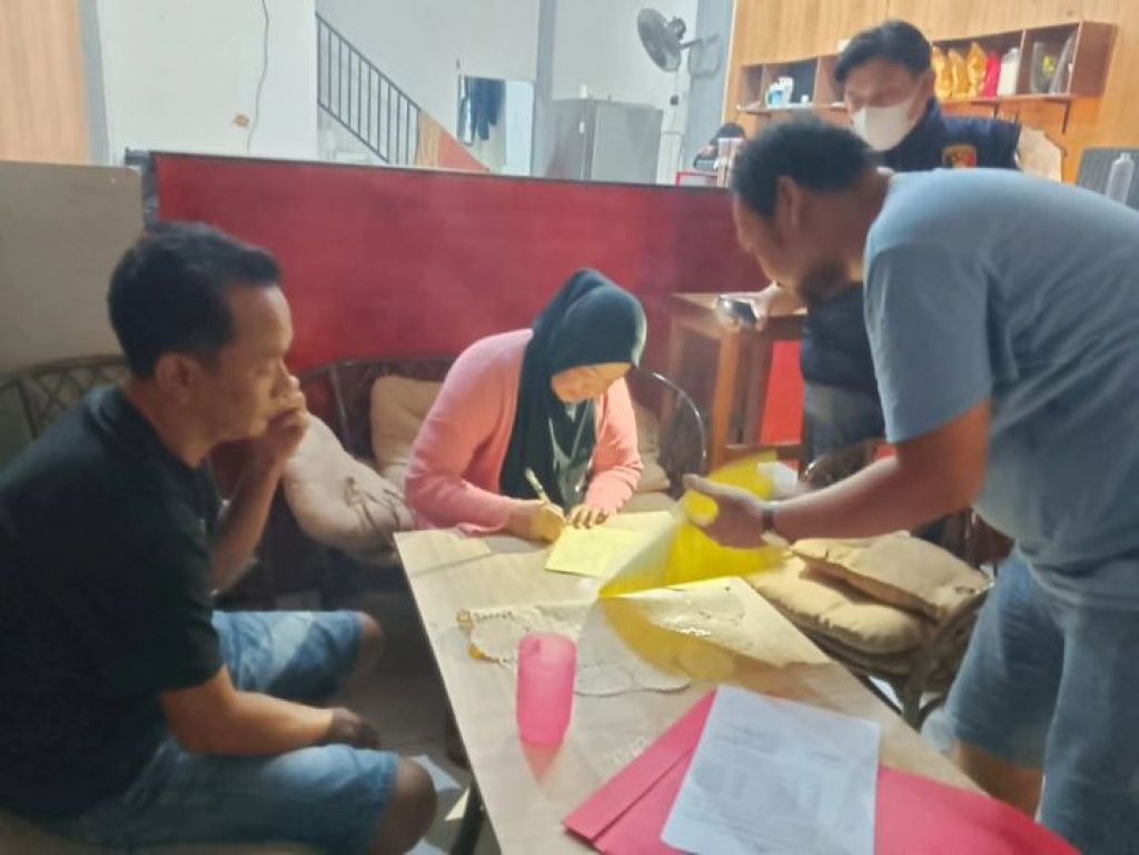 Eva menandatangani berkas penahanan