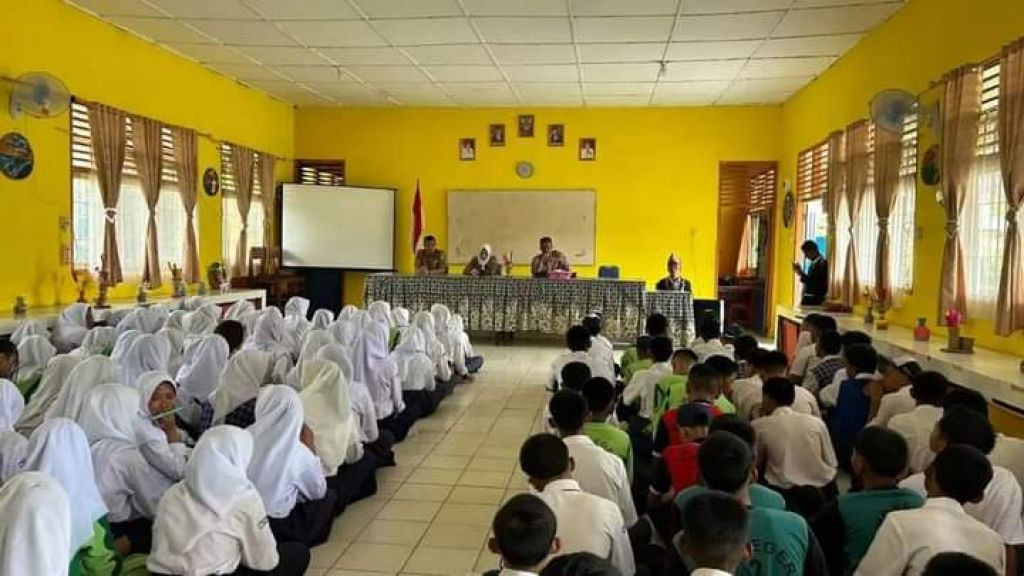 Sosialisasi kepada siswa-siswi baru dalam Masa Pengenalan Lingkungan Sekolah (MPLS) di SMAN 1 Lubai Ulu