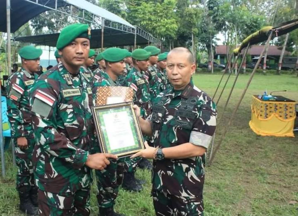 Brigjen TNI Dany Rakca menyerahkan tanda apresiasi