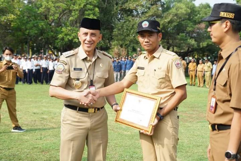 Arief M. Edie memberikan penghargaan kepada Perangkat Daerah dan Desa