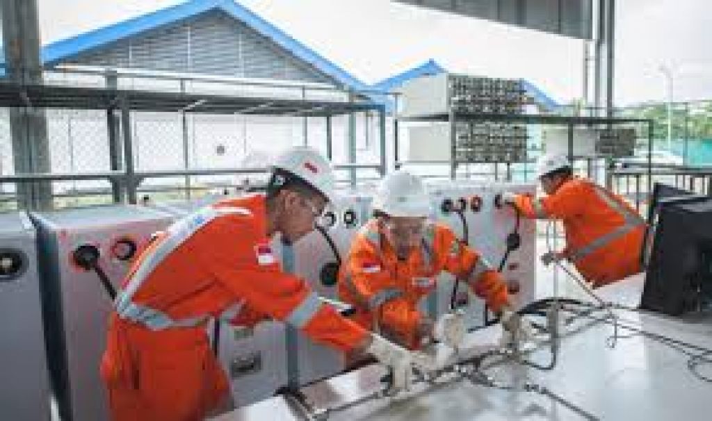 Pekerja sedang mengecek saluran pipa gas