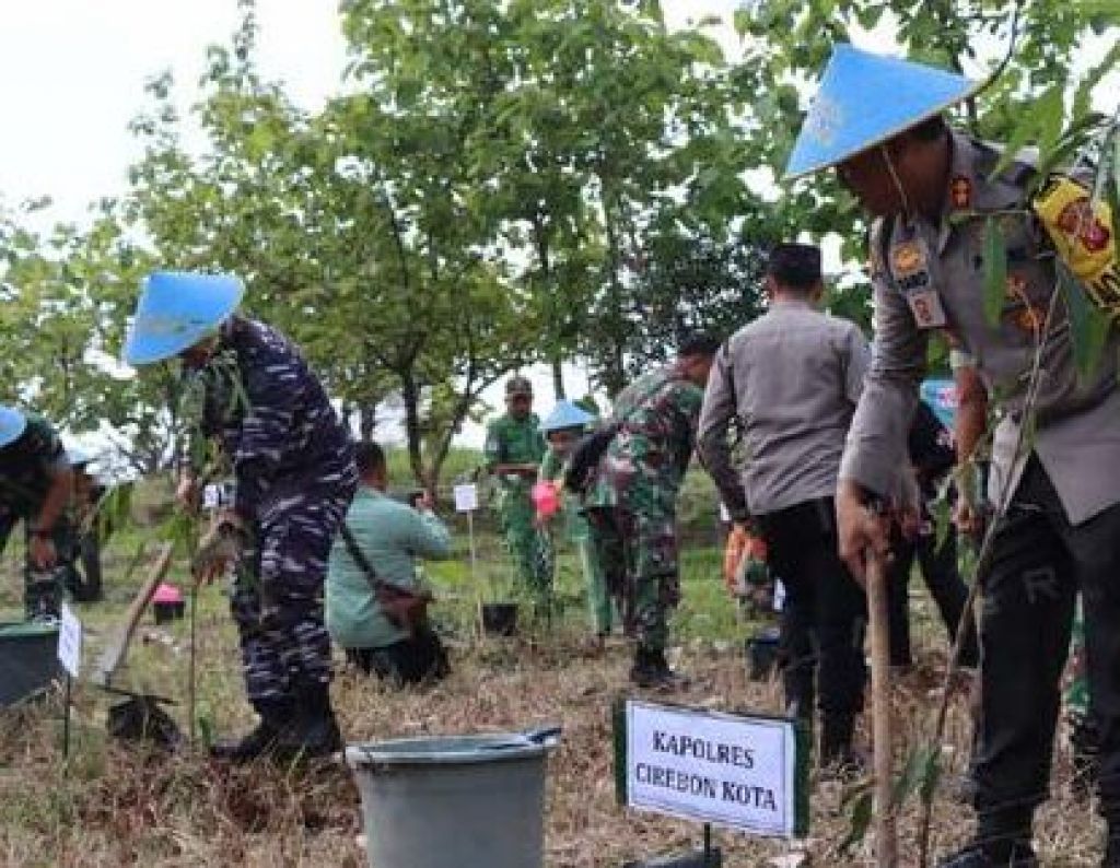AKBP Muhammad Rano Hadiyanto menghadiri Karya Bakti Penanaman pohon