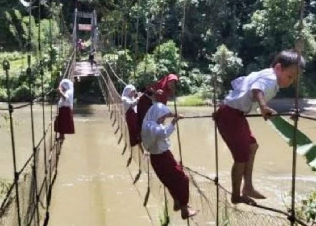 Siswa menaiki jembatan tali