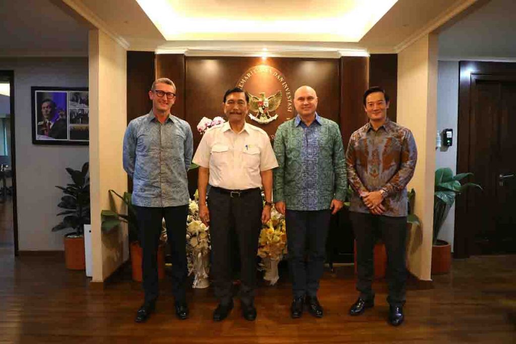 Luhut Binsar Pandjaitan (kedua dari kiri) bertemu dengan Duncan Tait, Group Chief Executive, Inchcape Plc (kiri); Ruslan Kinebas, CEO, APAC, Inchcape Plc (ketiga dari kiri)