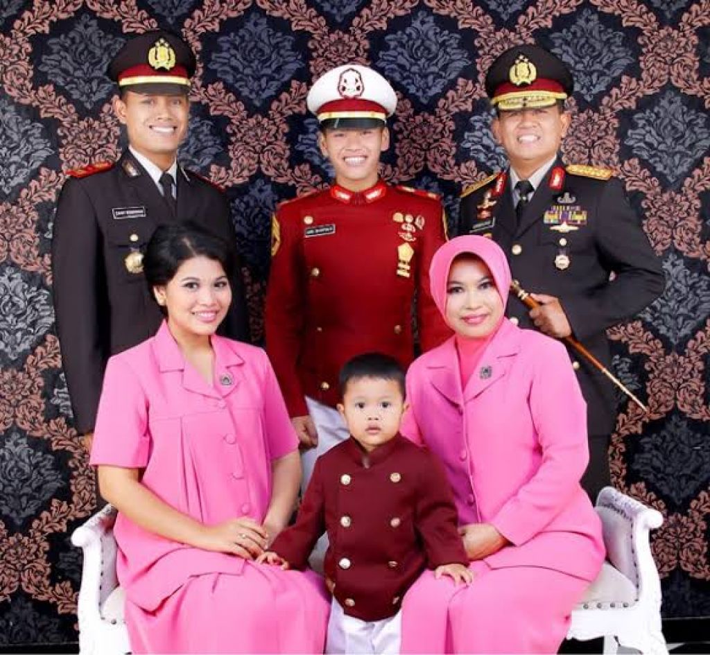 Widyagana Putra Dhirotsaha bersama keluarganya. (Doc. DSKfm)