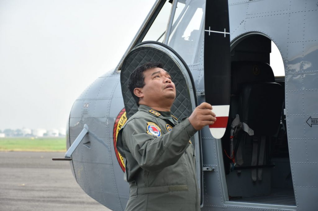 Laksamada Muda TNI Imam Musani mengecek pesawat Casa NC 212