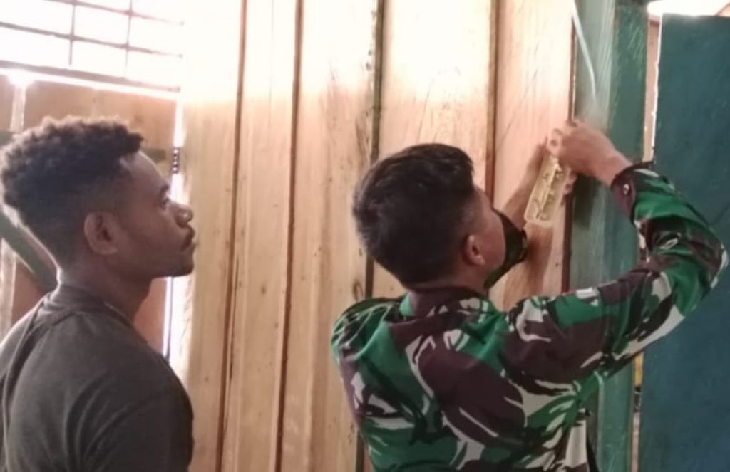 Satgas Yonif 143/TWEJ Pos Tatakra yang membantu warga menerangi rumahnya