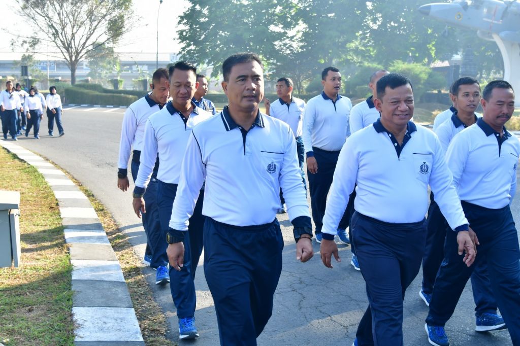 Prajurit Puspenerbal memanfaatkan bundaran Monumen Pesawat Gannet Juanda untuk berolahraga