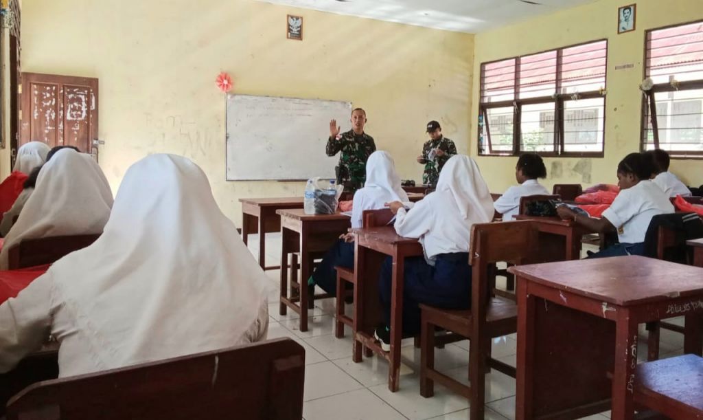 Satgas Yonif 143/TWEJ datang ke SMKN 2 Keerom untuk memberikan pembekalan