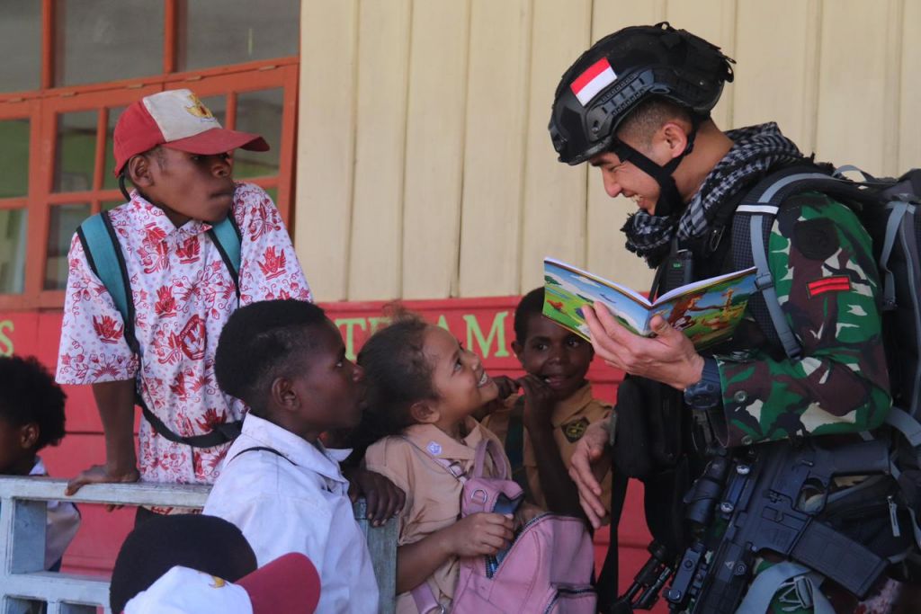 Para Ksatria Tri Dharma hadir untuk membagikan ratusan kaos dan tas kepada Siswa SD YPPK Bilogai