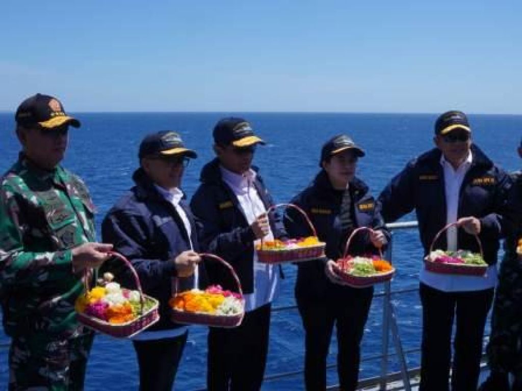 Acara tabur bunga mengenang Jalasena KRI Nanggala-402