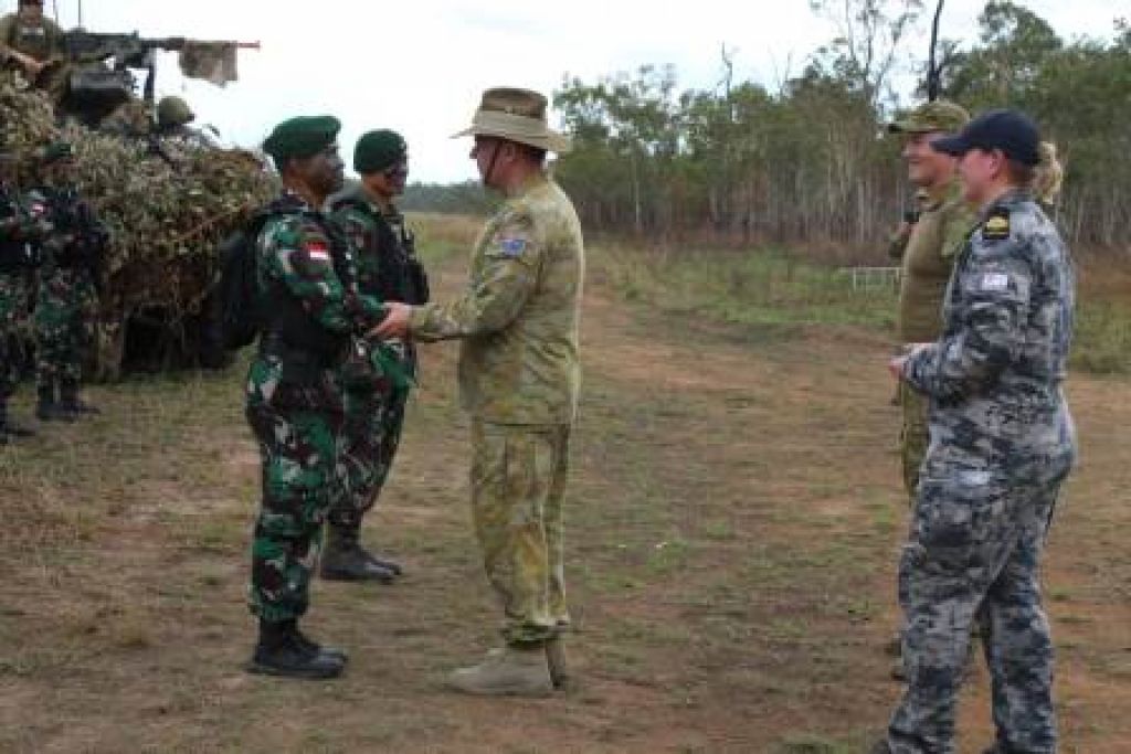 Serbuan udara dengan penerjunan di daerah latihan Australia 