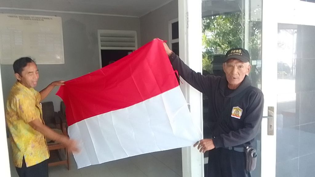 Anggota AJIB menyerahkan bendera ke Korwil Pendidikan Kota Bangkalan