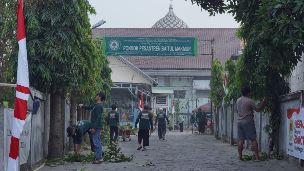 Anggota LDII PC Menganti kerja bakti