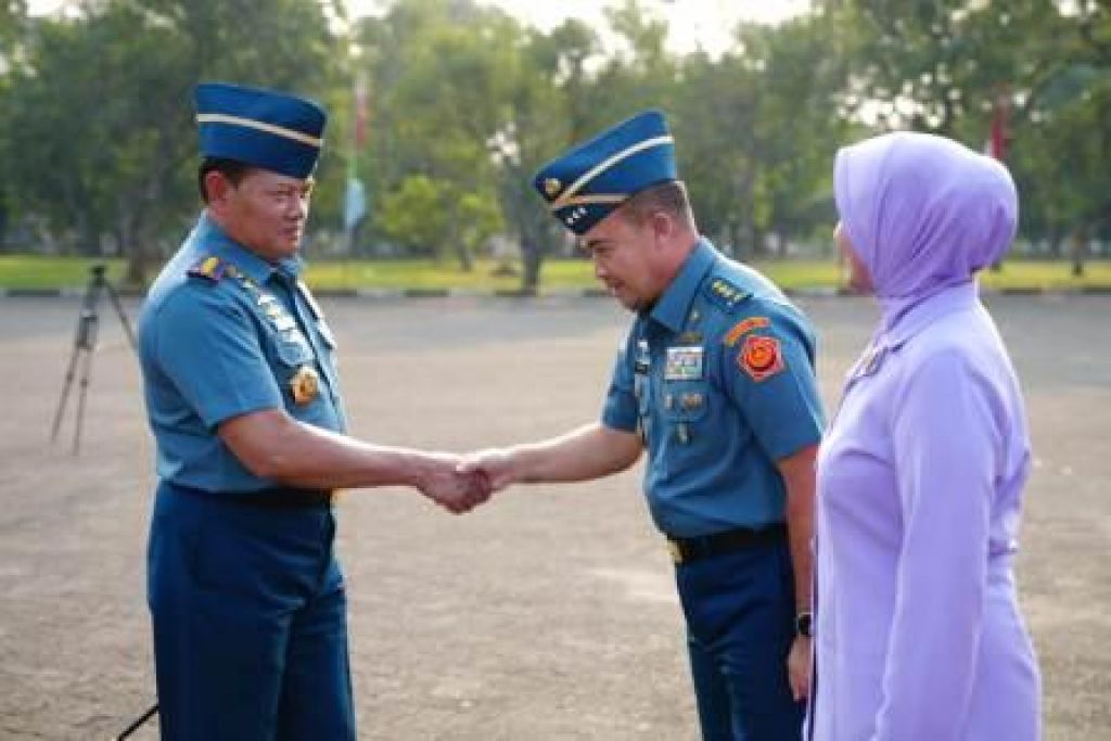 Panglima TNI ucapkan selamat kepada salah satu PATI TNI yang naik pangkat