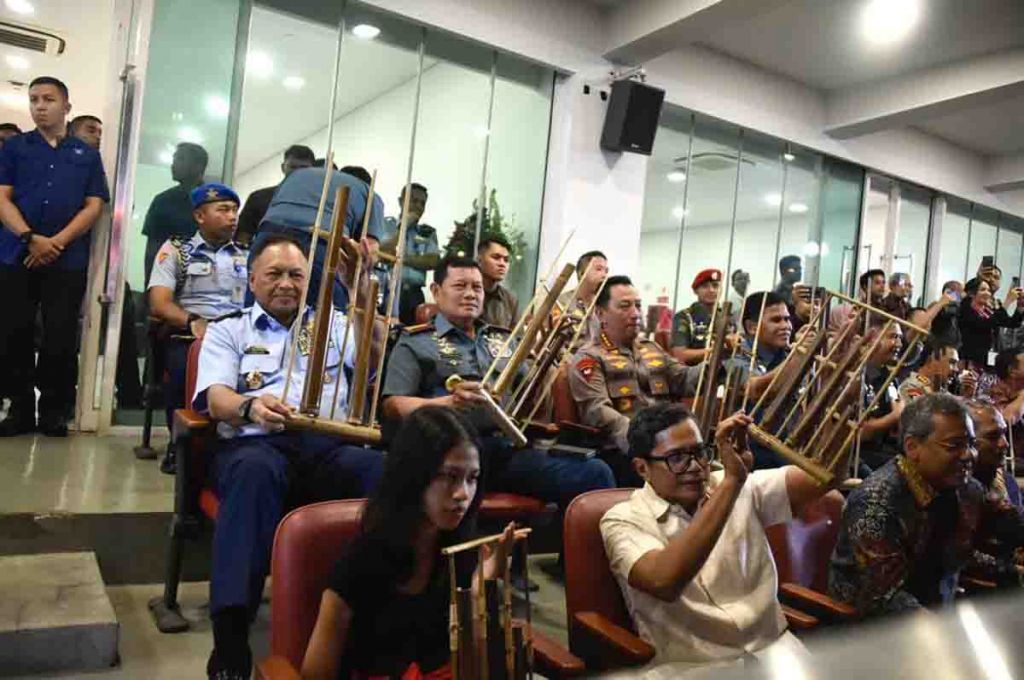 Pemecahan rekor dunia atau Guinness World of Records (GWR) Angklung