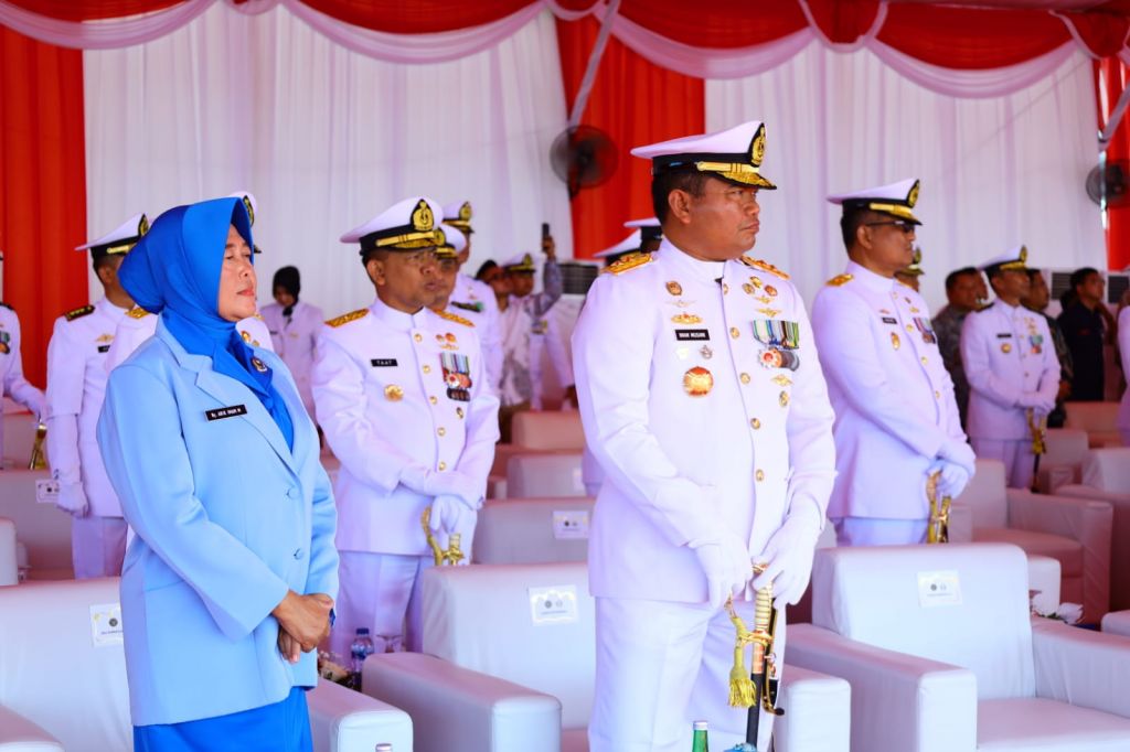 Laksda TNl Dr. Imam Musani beserta istri menyaksikan peresmian dua Kapal Pemburu Ranjau baru TNI AL