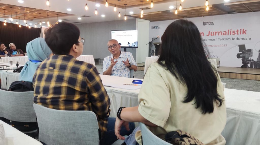 Wicaksono saat menjelaskan pemanfaatan AI di jurnalistik