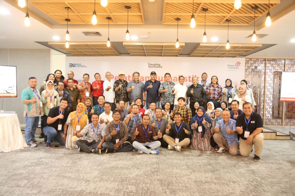 Peserta dan panitia Pelatihan jurnalistik Telkom Indonesia