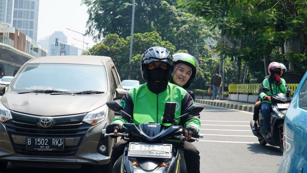 Anggota DPRemaja naik ojek online