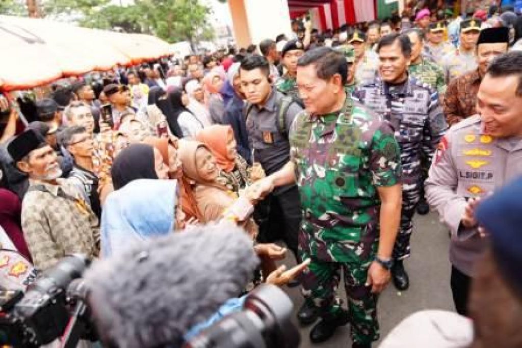 Panglima TNI Laksamana TNI Yudo Margono bersama warga