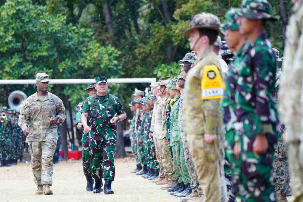 Pembukaan Super Garuda Shield, bertindak sebagai inspektur upacara yaitu Panglima TNI Laksamana TNI Yudo Margono